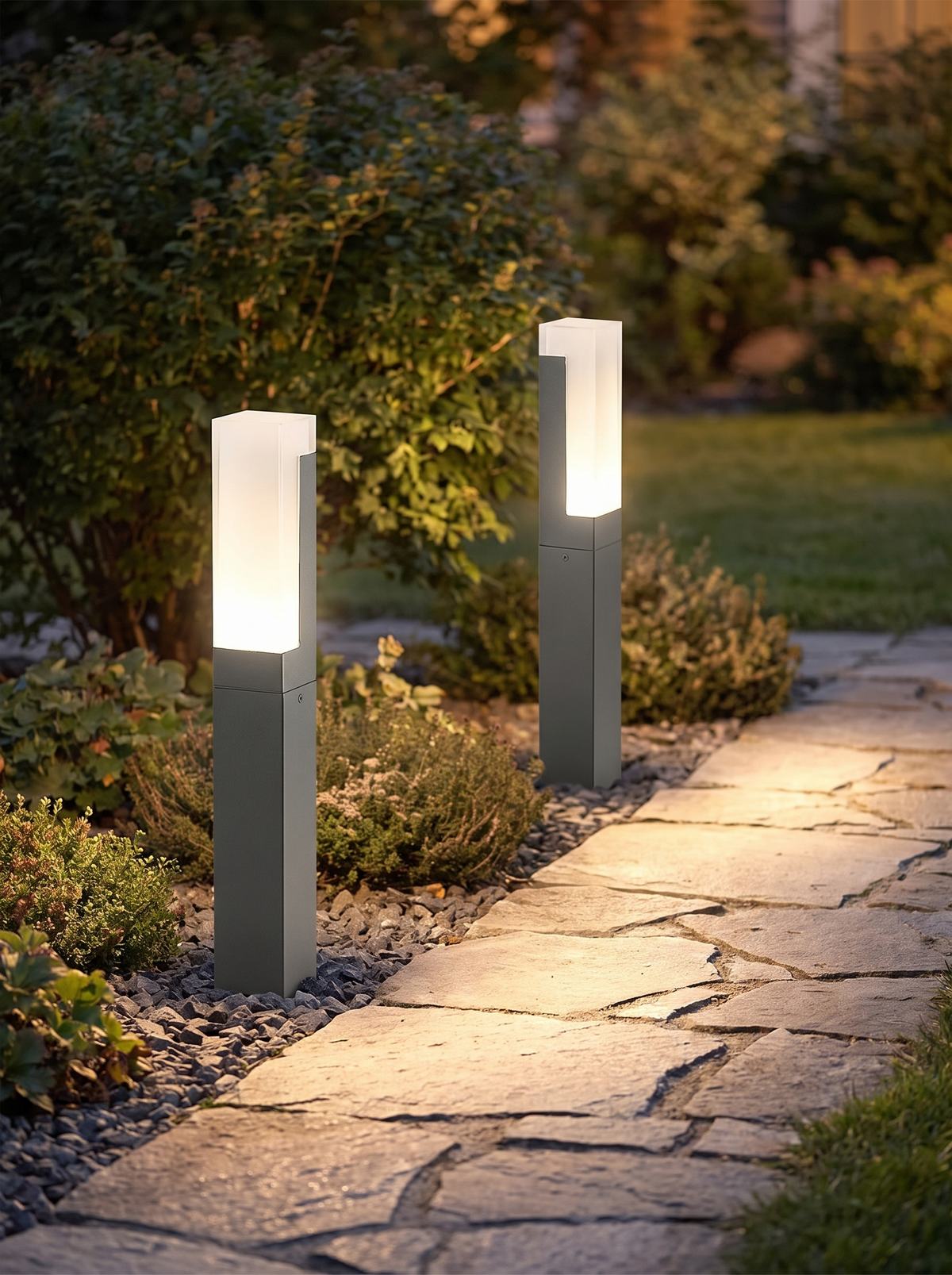 Aluminium Garden Pathway Light - in use